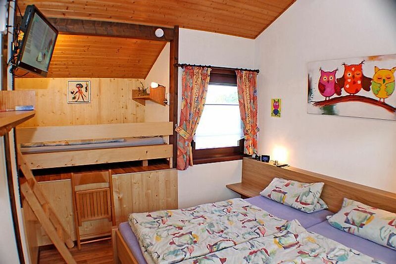 Schlafzimmer mit Holzmöbeln und Fenster.