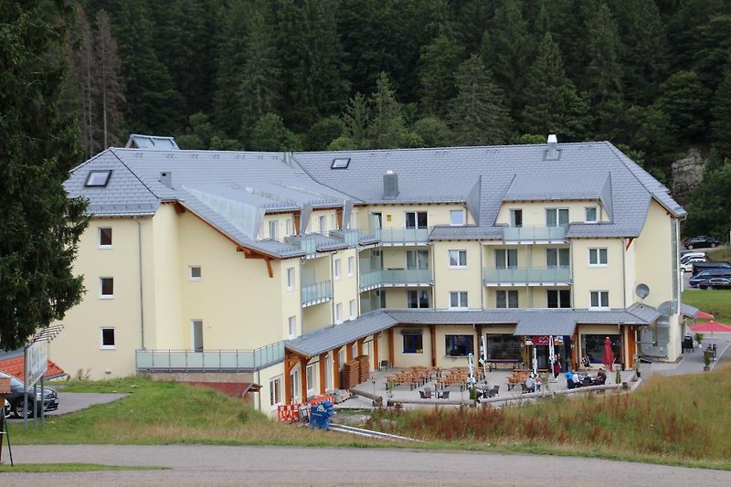 Residenz Grafenmatt mit Bergblick in ländlicher Umgebung.