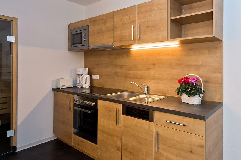 Gemütliche Küche mit stilvoller Einrichtung und Holzmöbeln.