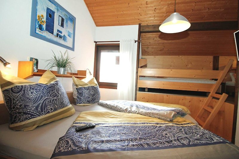 Gemütliches Schlafzimmer mit stilvollem Interieur und gemütlichem Bett.