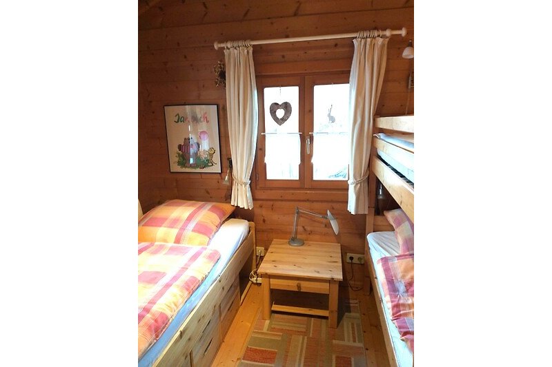 Komfortables Holzinterieur mit stilvollen Möbeln und Fensterdekoration.