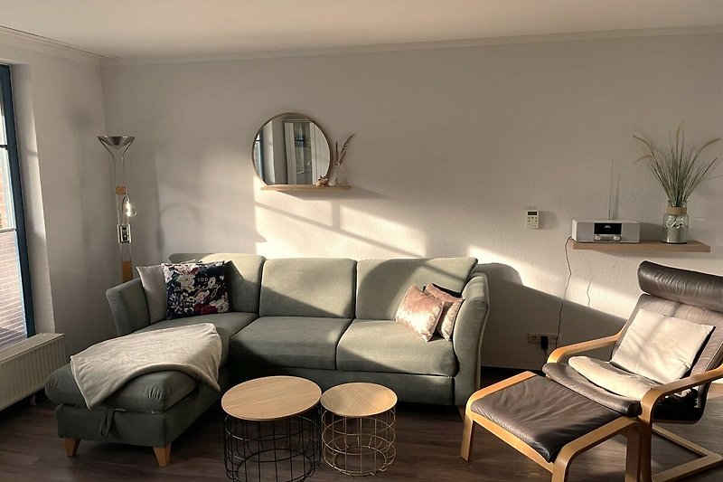 Gemütliches Wohnzimmer mit bequemer Couch und Holzmöbeln