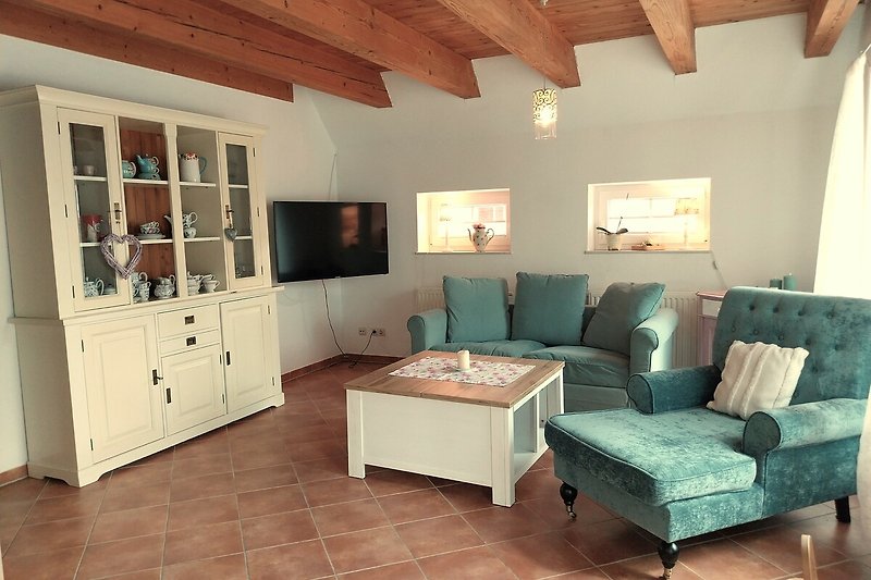 Gemütliches Wohnzimmer mit Sofa, Couchtisch und stilvoller Beleuchtung.