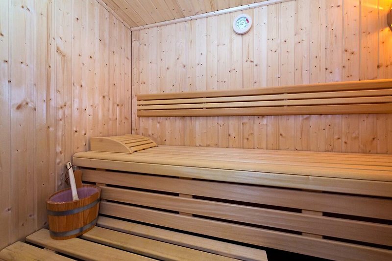 Holzhaus mit Sauna, stilvollem Interieur und gemütlicher Atmosphäre.