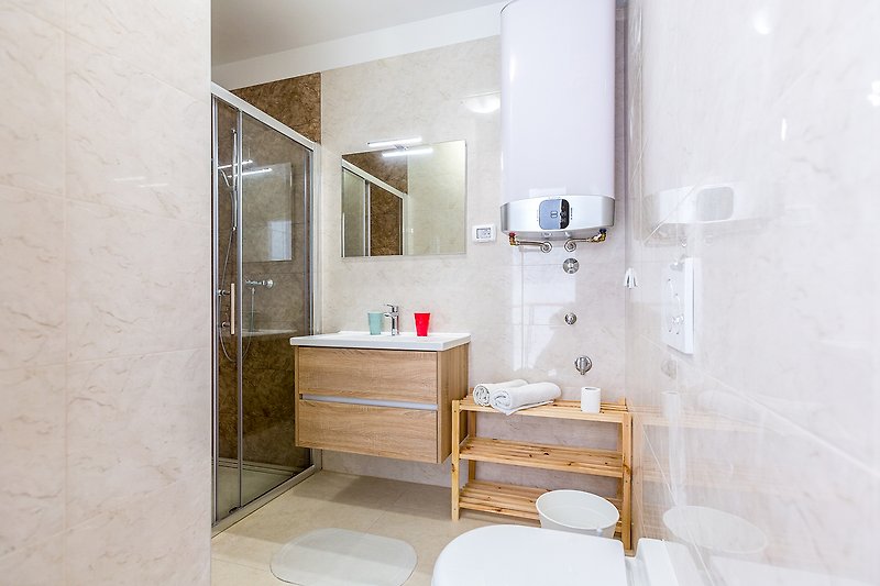 Schönes Badezimmer mit Spiegel, Waschbecken und stilvoller Einrichtung.