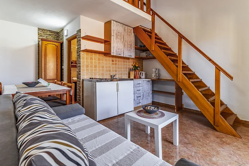 Wohn-/Essbereich mit Treppenaufgang zur Galerie