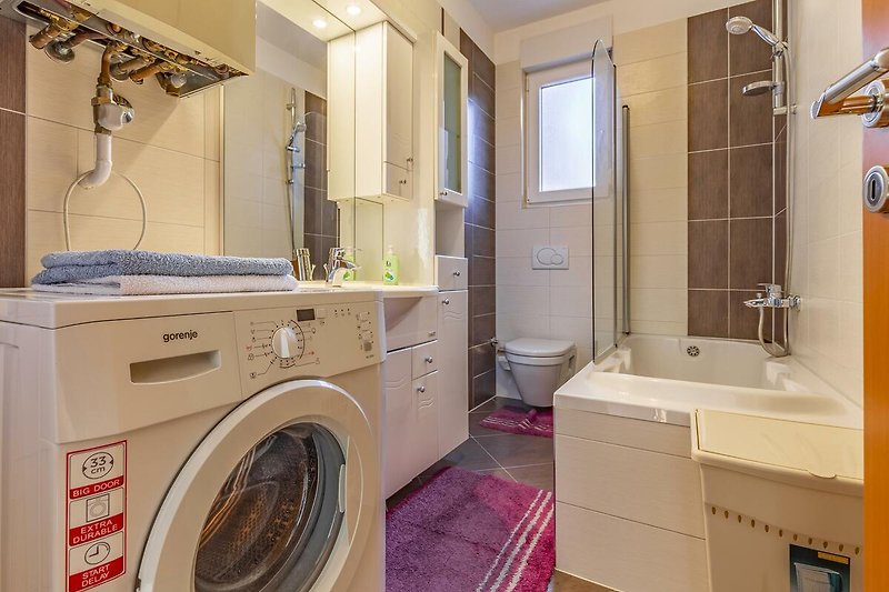 Badezimmer mit Waschmaschine