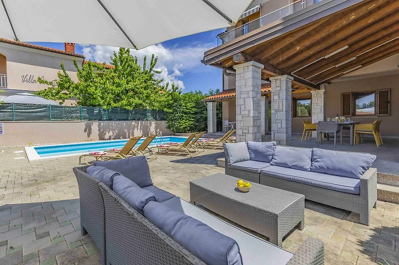 Möblierte Terrasse mit Poolblick