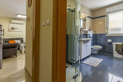 0001/ Julian, Haus Stephan