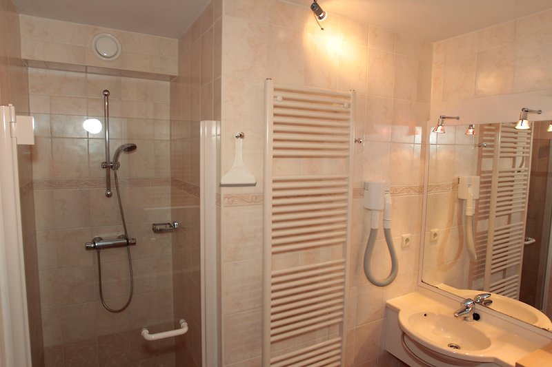 Badezimmer Erdgeschoss mit Dusche
