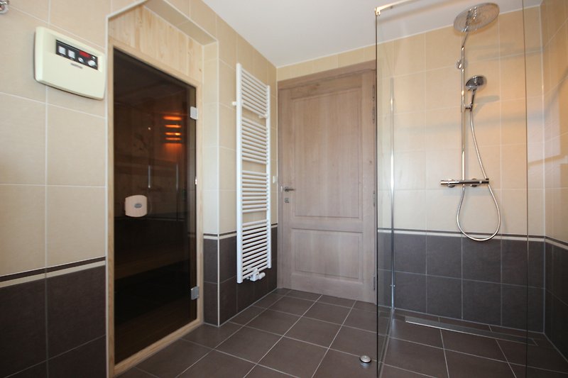 Badezimmer Obergeschoss mit Dusche und Finnischer Sauna