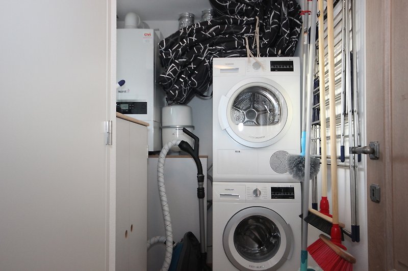 Abstellraum mit Waschmaschine und Trockner