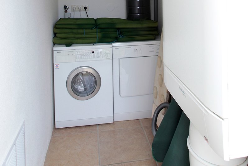 Abstellraum mit Waschmaschine und Trockner