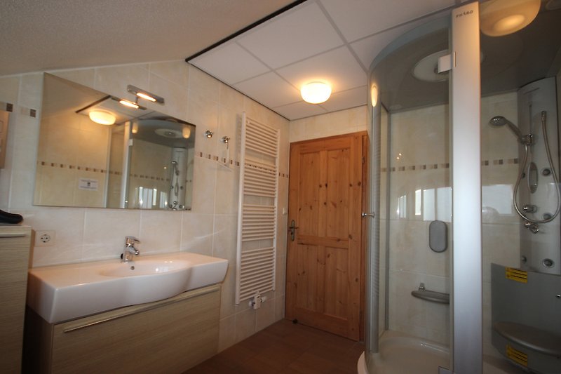 Badezimmer Obergeschoss mit 2-Personen Dampfduschkabine