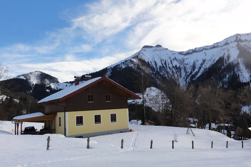 Berglandschaft mit Schnee, Hütte und Fenster. Perfekt für Winterurlaub.