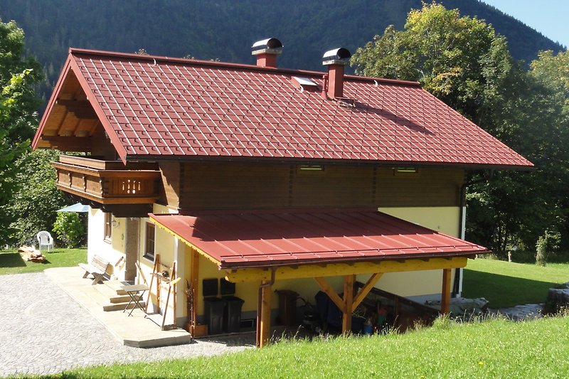 Holzhaus in den Bergen mit Fenster und Berglandschaft. Perfekt für Natur- und Erholungssuchende.