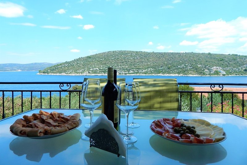 Villa Marela Blick von der Terrasse und willkommen Mittagessen für unsere Gäste.
