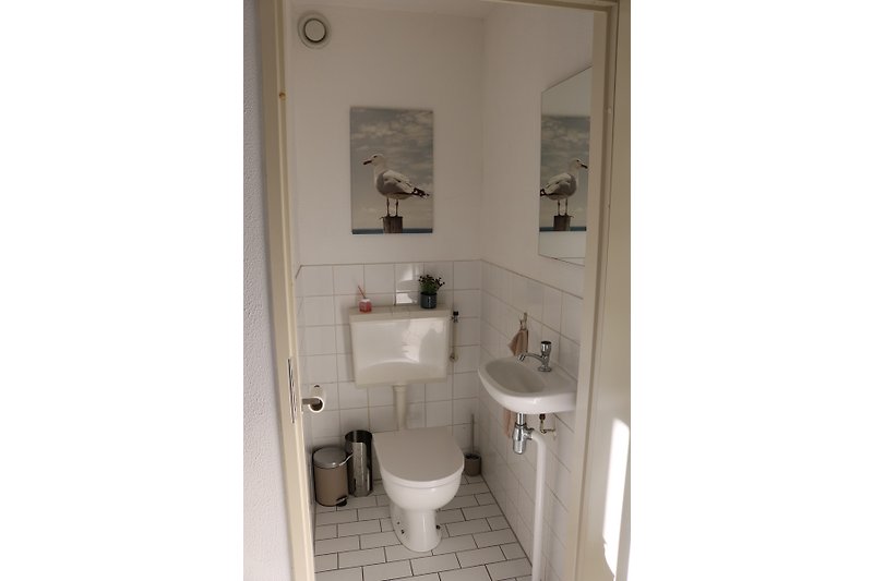 Badezimmer mit stilvoller Einrichtung und Gasarmaturen.