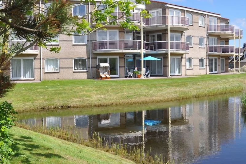 Entspannen Sie sich in einem stilvollen Ferienhaus mit Meerblick.