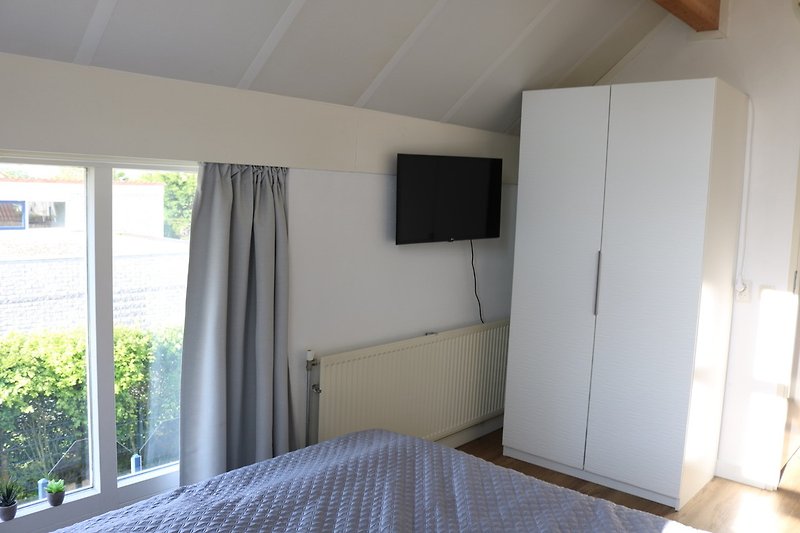 Fenster, Holz, Vorhang, Bett, Lampe - Schlafzimmer mit gemütlicher Einrichtung.