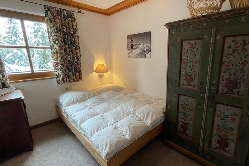Gemütliches Schlafzimmer mit Holzbett 140x200