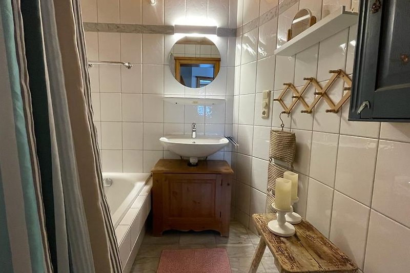 Einladendes Badezimmer mit Spiegel, Waschbecken und Badewanne