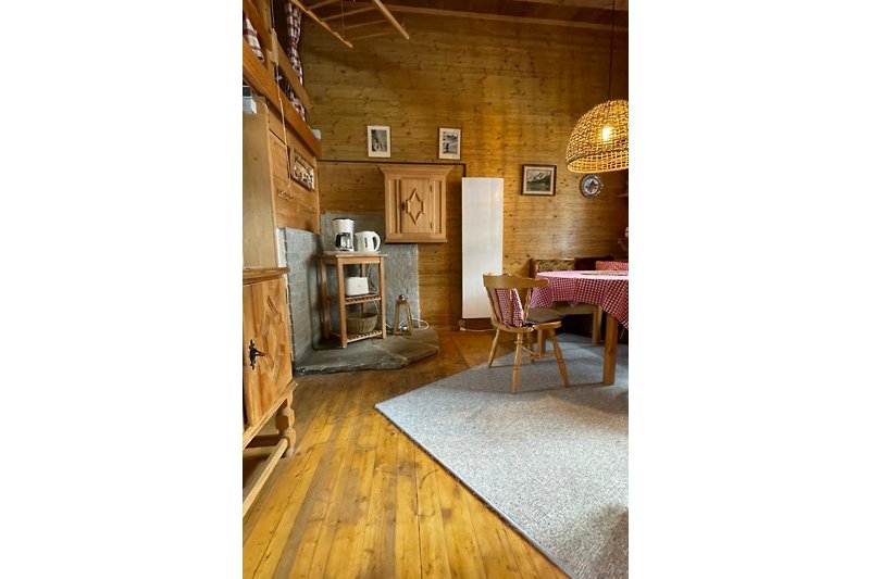 Gemütliches Wohnzimmer mit Holzmöbeln