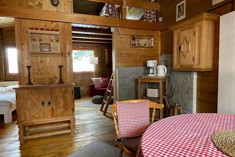 Gemütliches Wohnzimmer mit Holzmöbeln