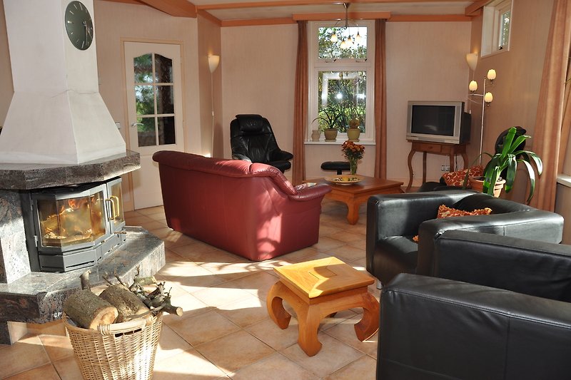 Gemütliches Wohnzimmer mit bequemer Couch und stilvollem Interieur.