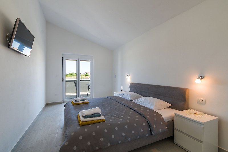 Modernes Schlafzimmer mit elegantem Möbeldesign und stilvoller Beleuchtung.