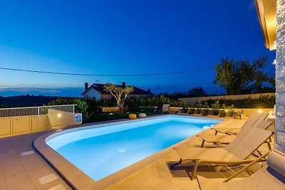 Villa Mikela mit Pool