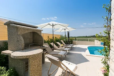 Villa Mikela mit Pool