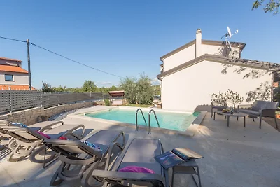 Villa Crystal mit Pool