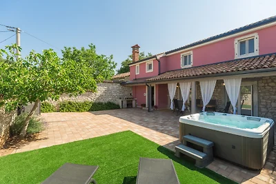 Casa Castello in posizione tranquilla