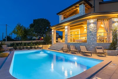 Villa Mikela mit Pool