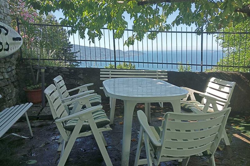 Herrlicher Garten mit atemberaubendem Seeblick für gemütliche Stunden