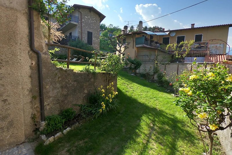 Weg in den Garten vom Eingang her