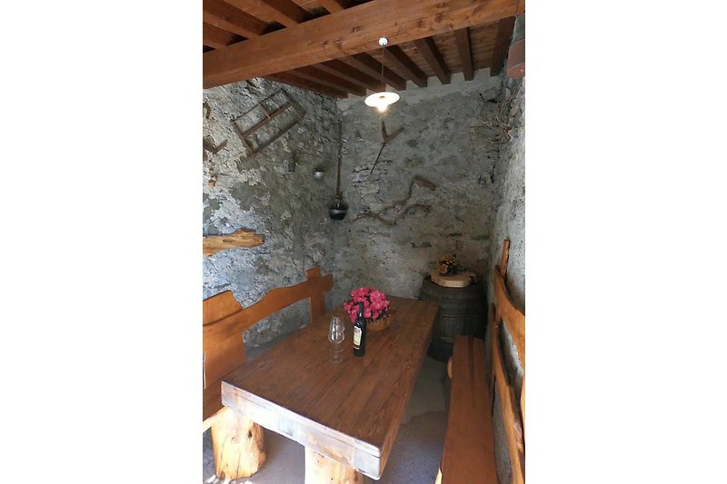 Überdachter Sitzplatz im Garten