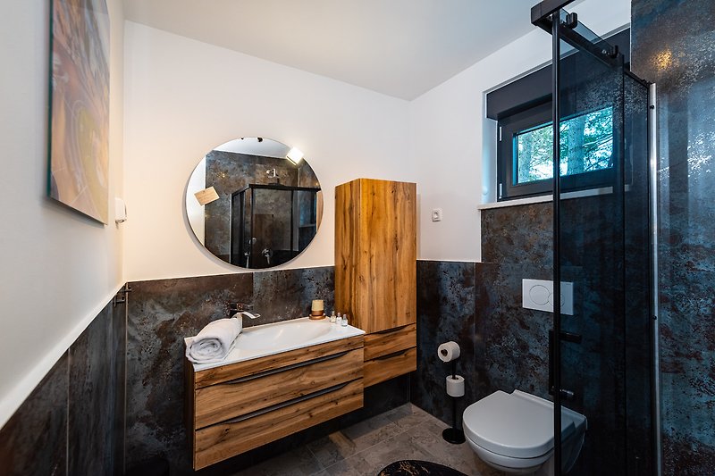 Badezimmer mit lila Waschbecken, Holzdetails und modernem Design.