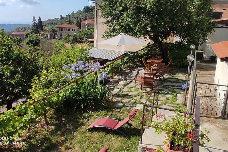 Entspannen Sie auf dem Patio mit Gartenmöbeln und Blick in den Hof.