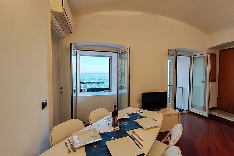 Holzstuhl mit Meerblick und edler Holzlasur im Hotelambiente.