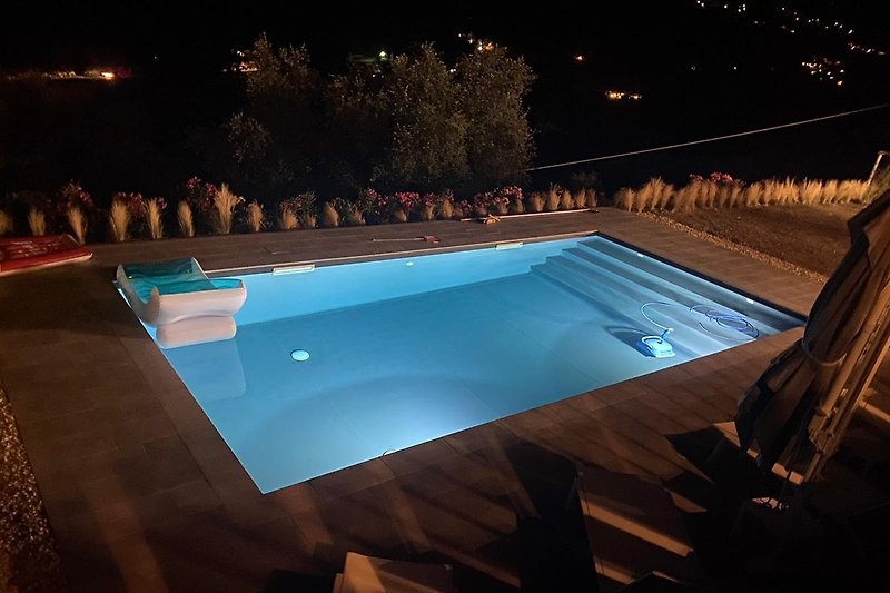 privater Pool bei Nacht