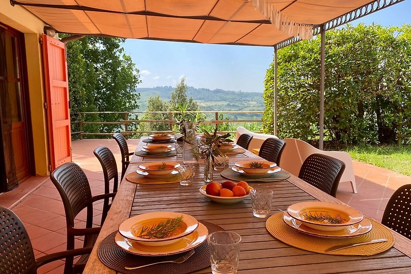 Einladende Terrasse mit gemütlichen Möbeln und Blick auf den Garten.
