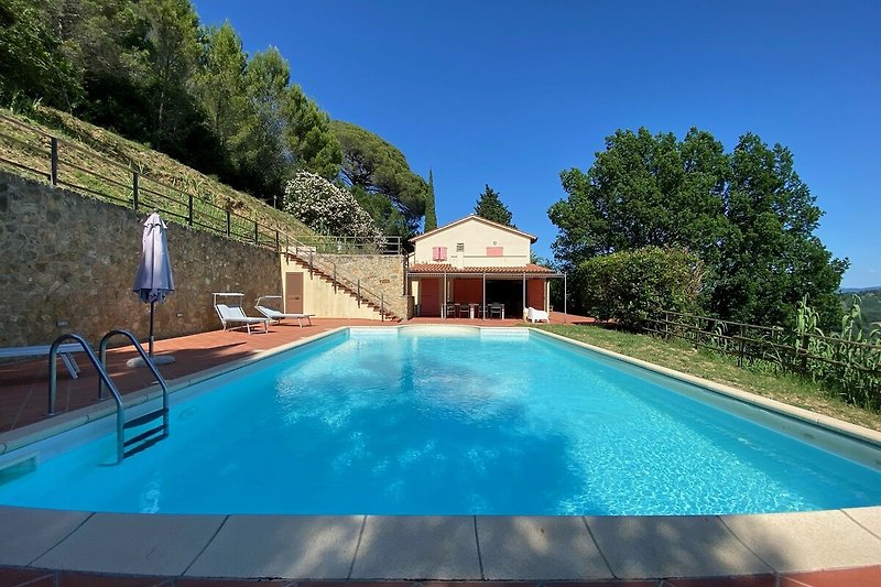 Schwimmbad Casa al Pino, Sonnenliegen, Sonnenschirm, grüne Umgebung, Terrasse mit Gartenblick