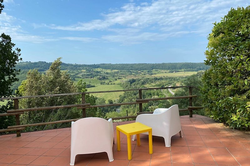 Schöne Aussicht auf Garten, Landschaft und Balkon mit Outdoor-Möbeln.