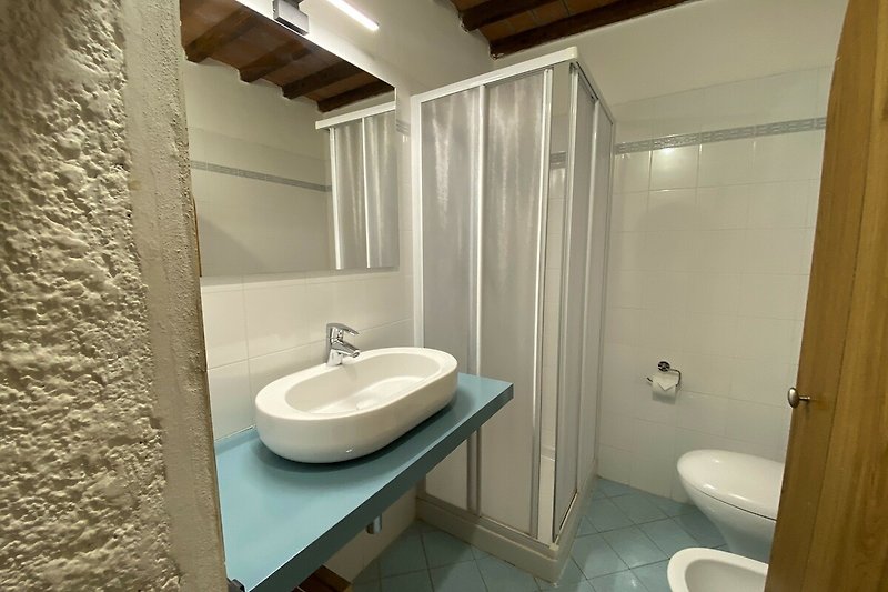Gemütliches Badezimmer mit lila Fliesen und Waschbecken.