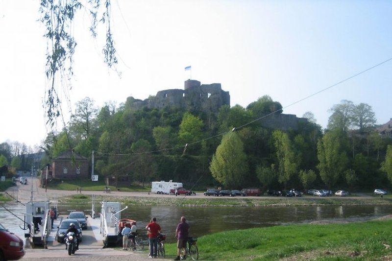 Poller Burg mit der Fähre