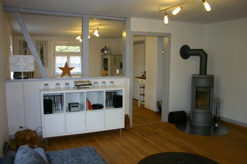 Wohnzimmer mit gemütlichem Kaminofen 