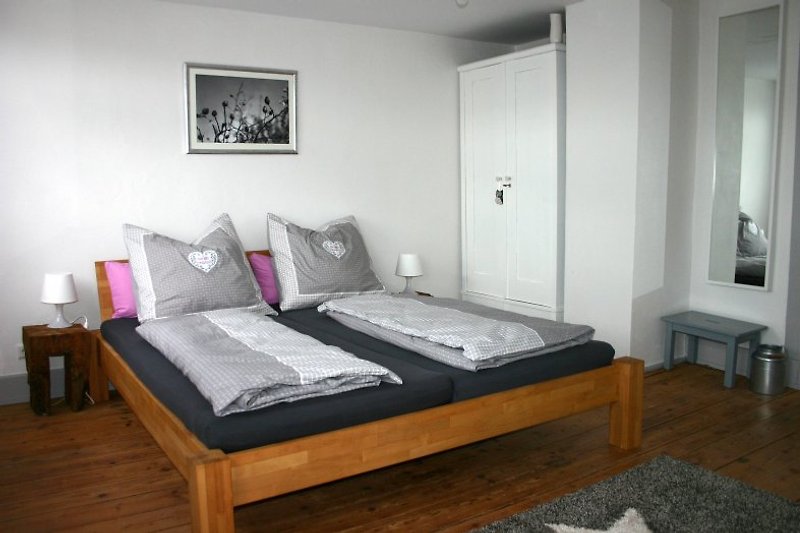 Gemütliches Schlafzimmer mit Doppelbett 180 x 200 cm 