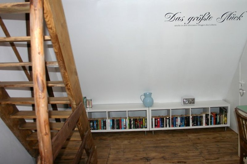 Bücher-Ecke mit Schreibtischle 